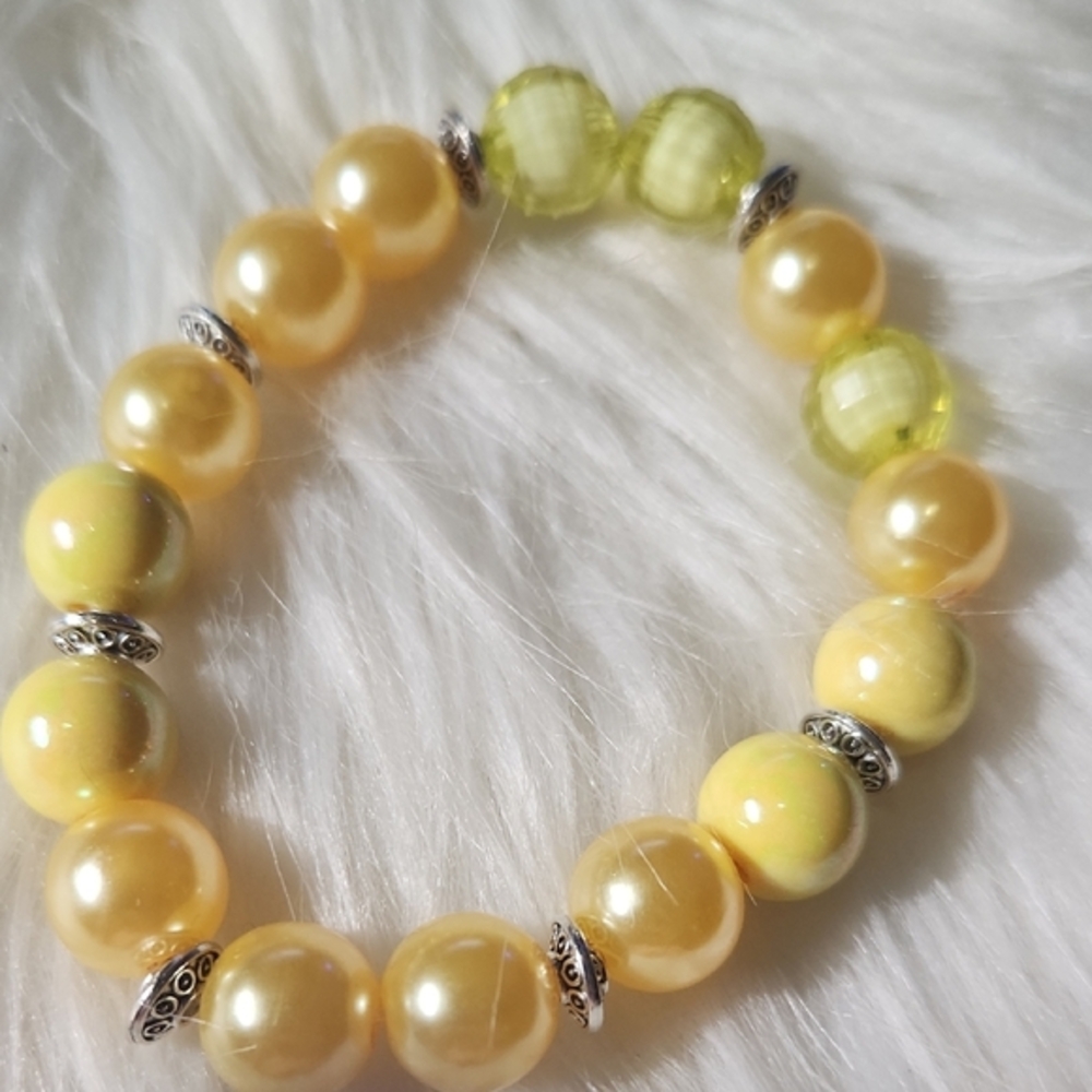 By Krafty_Korner : Yellow and gold Beaded Bracelet with silver spacer beads